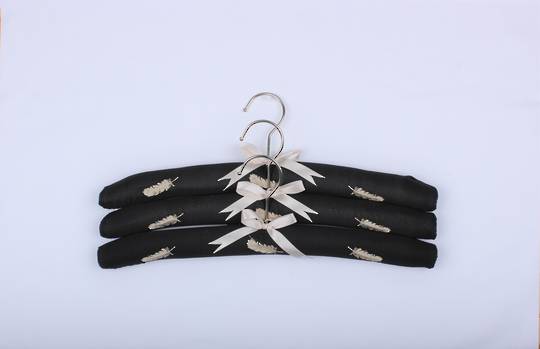 Feather black coat hangers - set of 3. Code: EH-FEA/BLK